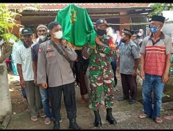 Kasi Humas Polres Sumbawa Barat, IPDA Eddy Soebandi Bantu Angkat Jenazah Warga