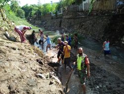 Siaga Bencana, Babinsa Penanae Ajak Warga Gotong Royong Bantaran Sungai