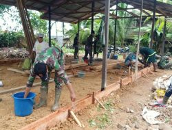 Satgas Yonif 144/JY Bersama Warga di Perbatasan Karya Bhakti Pembuatan Gereja