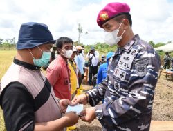Danlantamal XI Merauke Pimpin Panen Raya Padi di Kampung Sermayam