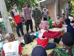 Kodim Sragen-Anggota Koramil Sambungmacan Door to door Vaksinasi Lansia