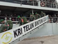 Sandar di Lantamal Merauke, KRI Teluk Bintuni-520 Bawa Pasukan Pamtas RI-PNG
