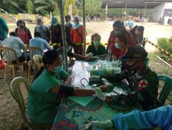 Satgas Yonif 144/JY-Medis Puskesmas Vaksinasi Covid-19 di Perbatasan