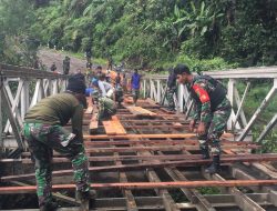 Kodim 1702/Jayawijaya Bersama Masyarakat Perbaiki Jembatan Sahayu Yalimo
