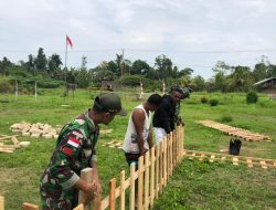Satgas Yonif 131/Brs Bersama Warga Membangun Pagar Paud Awus di Pitewi Papua