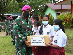 Komandan Pasmar 3 Serahkan Bantuan Tali Asih Di SD Inpres 32 Kabupaten Sorong