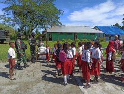TNI Mengajar dan Bagikan Perlengkapan Sekolah di Perbatasan Papua