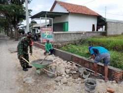 Kodim Sragen-Babinsa Bantu Pembangunan Talud Jalan
