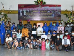Berikan Sagu Papua, Komandan Pasmar 3 Rangkul Masyarakat Papua Pesisir Pantai Sorong