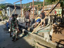Satgas Pamrahwan Maluku Maluku utara Batalion Arhanud 11/WBY Bantu Bedah Rumah Warga