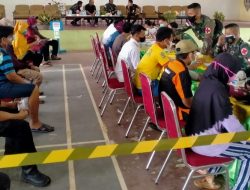 Satgas Yonif 144/JY-Puskesmas Perbatasan Serbuan Vaksinasi