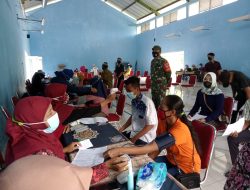 Hujan Tak Menyurutkan Warga Ikut Vaksin