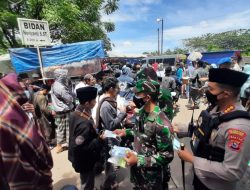 Bersama Danrem dan Forkompinda, Kapolresta Tangerang Bagikan Masker ke Jemaah Haul Syeh Abdul Qadir Jailani