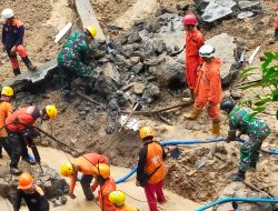 Sigap, Danramil Karanganyar Pimpin Anggota Cari Korban Longsor
