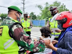 Tak Henti, Petugas Gabungan di Bojonegoro terus Ingatkan Masyarakat untuk Disiplin Prokes
