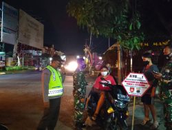 Babinsa ingatkan prokes dan Bagi- Bagi Masker Gratis