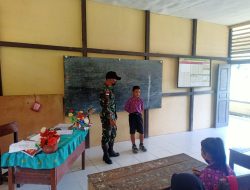 Cerdaskan Anak Bangsa Satgas Yonif 144/JY Gadik Matematika SDN 01 di Perbatasan