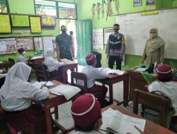 Dukung PTM, Babinsa dan Bhabinkamtibmas Kelurahan Joyotakan Berkunjung ke SD Bakti