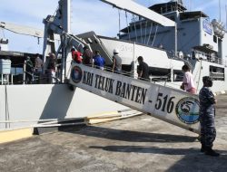 388 Masyarakat Pulau Alor Dapatkan Vaksin di KRI Teluk Banten-516