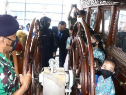 Diatas KRI Dewaruci, Guru dan Siswa Berprestasi Yayasan Hang Tuah Terima Penghargaan