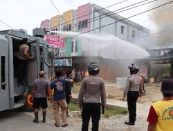 Ruko Laundry Dilahap Sijago Merah, AWC Polres Landak Sigap Padamkan Api