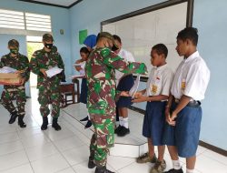 Satgas Pamtas RI-PNG Yonif 131/Brs Bagikan Baju Seragam Sekolah di Papua