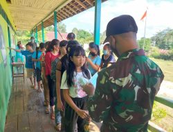 Bagikan 100 Masker Anggota Satgas Yonif 144/JY di SDN 25 Perbatasan