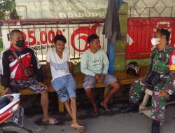 Komsos, Babinsa Koramil 1802-01/Sorong Kota Edukasi Warga Tentang Vaksin Covid-19