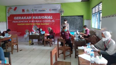 Kebut Herd Immunity, Tim Dokkes Polres Gresik Gelar Vaksinasi