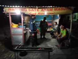 Dalam Patroli Malam,Anggota Koramil 02/Pakem Ajak Warga Jaga Keamanan Bersama