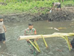 Babinsa 07/Ngemplak Bersama Warga Nyebur Sungai