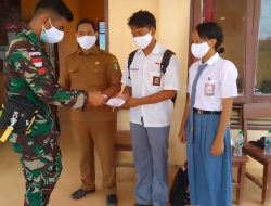 Serka Jailani Anggota Satgas Yonif 144/JY Gadik Sejarah,Bagikan Masker dan Sargal di SMK N 1 Perbatasan