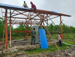 Babinsa Kodim Sorong Bersama Rakyat Gotong Royong Pasang Atap