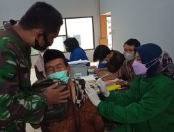 Biarpun Takut Jarum Suntik, Bapak Ini Tetap Ikut Vaksin Covid