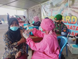 Nenek Ini Dapat Perhatian Dari Vaksinator