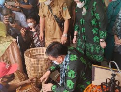 Mengenal Sosok Dadang, Putra Desa Ulak Bandung Pengrajin Lokal Yang Memikat Perhatian Bupati