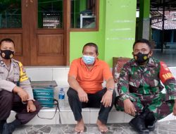 Babinsa Dan Babinkamtibmas Ajak Warga Perangi Covid19″