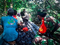 Babinsa Nanga Ketungau Terobos Banjir Salurkan Bantuan Sembako Dari Kemensos