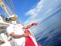 Kenang KRI Nanggala-402, Komandan Satgas KJK 2021 Tabur Bunga