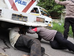 Mogok Dijalinsum Medan-Padang, Kapos Lantas Polsek Kotanopan Bantu Pengemudi Pickup