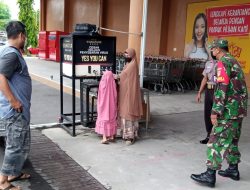 Sertu Sarmin Datangi Grosir Mall Lotte Mart Peringatkan PPKM