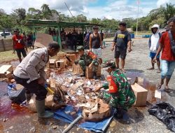 TNI-POLRI dan Masyarakat Musnahkan 2.760 Botol Miras