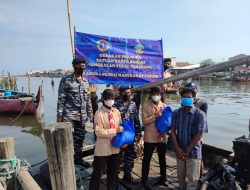 Lanal Semarang Bagi Sembako Masyarakat Pesisir