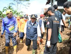 Pak Uu Tinjau dan Salurkan Bantuan Untuk Warga Garut Terdampak Banjir Bandang