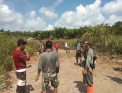 Satgas Yonif 144/JY Gotong Royong Pembenahan Jalan Berlobang