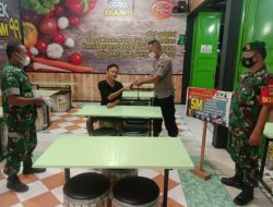 Koramil Nogosari Terus Ingatkan Warga Prokes saat Makan Diluar Rumah