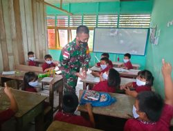 Cerdaskan Anak Bangsa, Satgas Yonif 144/JY Ajarkan Bahasa Indonesia di Perbatasan