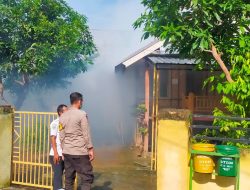 Bhabinkamtibmas Kelurahan Bugis Dampingi Tim Puskesmas Taliwang Lakukan Fogging Jentik Nyamuk