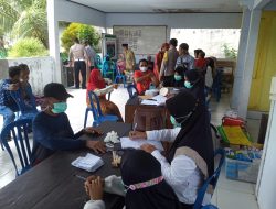 Kejar Target, Bhabinkamtibmas Desa Kadindi Dampingi Vaksin Warga Binaannya
