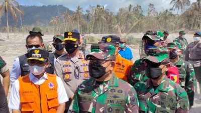 Tiba di Lumajang, KSAD Didampingi Kapolda Jatim Tinjau Lokasi Bencana Erupsi Semeru